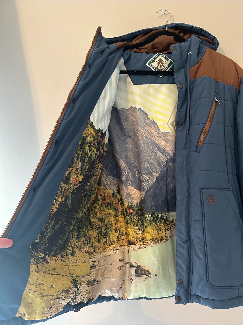 Stunning! Rare Y2K Volcom Snowboarding Hooded Jacket w/ Scenic Lining - Mens